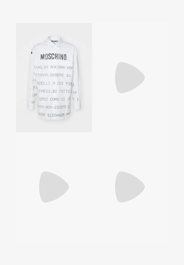 Bílá košile s dlouhým rukávem a špičatým límcem, na přední a zadní straně s černým textem a grafickými vzory. Zapínání na knoflíky.; Černé bavlněné tričko s výrazným bílým nápisem "MOSCHINO" přes přední stranu; kulatý výstřih a krátké rukávy. Jednoduchý design, klasický střih.; Černé kalhoty na míru s širokým střihem, s hladkou texturou a ostrými záhyby, vyrobené z tkané látky.; Béžové mokasíny s embosovaným vzorem, červeným akcentním pruhem a lesklým černým podpatkem. Součástí je pásek s detailem sponky. Plná černá podrážka.