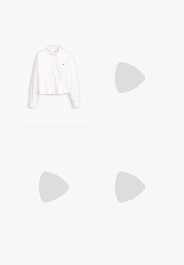 Levi's® JODY SHIRT - Skjortebluse - bright white; Sorte skreddersydde bukser med rett silhuett, med en glatt tekstur og klare pressede bretter foran. Ingen synlig maskinvare.; Sorte lærreim hæler med spiss tå, som har en slank hæl og en gullfarget detalj på den justerbare stroppen. Glatt tekstur.; Kremfarget håndveske med teksturert overflate, buet form, kort håndtak og gullfarget logo. Glidelås lukking på toppen.