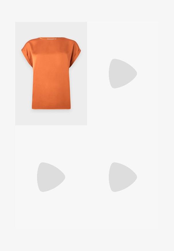 Rust-orange kortærmet bluse lavet af glat stof, med en rund halsudskæring og løs pasform, samt optrukne ærmekanter.; Beige plisserede shorts med et skræddersyet design, der har høj talje og en glat tekstur. Fire frontplisseringer skaber volumen. Ingen lommer.; Hvide flade sko med mesh-design, spids tå og en lav, flad sål. Tekstureret overdel med en glat foring og subtile kontrastkanter.; Brun læder hobo taske med en afrundet form, der har et guldhardware-element og kontraststing. Sammen med en denimskjorte og jeans.