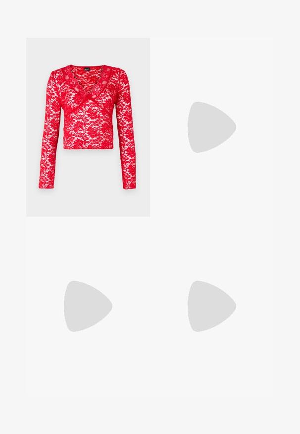 Gina Tricot Topper langermet - red; Svart bred ben jeans i denim med høy midje, klassisk fem-lommers design og subtil fading. Holdbart stoff med en jevn tekstur.; Svarte patentlær slingback hæler med spiss tå og geometrisk blokk hæl. Har et stilrent, minimalistisk design og jevn tekstur.; Brun lær tote veske med en jevn tekstur, åpen toppdesign og to skulderstropper. Har minimal søm og ingen synlige spiker.