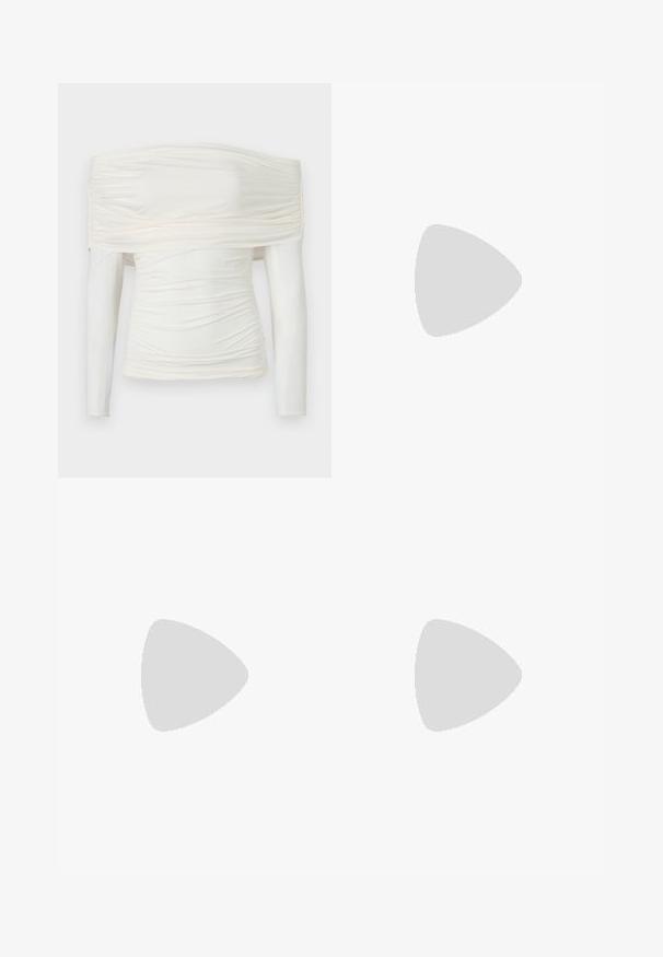 Top de mangas largas y sin hombros en color blanco roto. Diseño fruncido con tela suave y elástica. Presenta un recogido texturizado en el cuello y los laterales.; Pantalones cortos de denim en azul claro con un acabado desgastado. Cuenta con cierre de botón, cinco bolsillos y un diseño de pierna recta.; Zapato de tacón puntiagudo de cuero negro con tira en el tobillo y tacón ancho. Textura plana, diseño elegante y estética minimalista.; Bolso de piel negra con forma curva, correa desmontable y herrajes dorados. El bolso cuenta con una solapa con un detalle de hebilla.