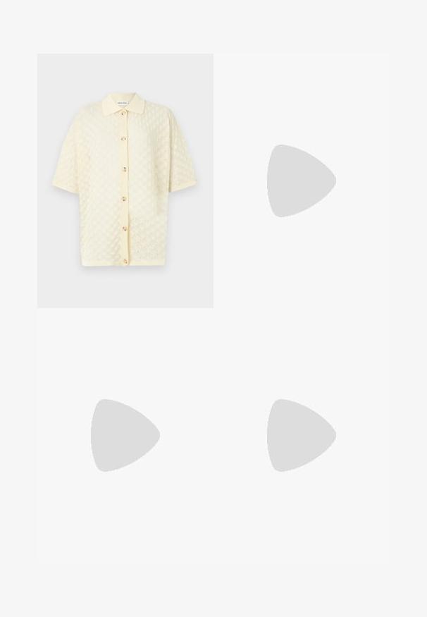 Malina MOA SHIRT - Gombos blúz - cream; Világoskék farmer rövidnadrág, magas derékkal, egyenes szabással és nyers szegéllyel. Klasszikus gombos és cipzáras záródással rendelkezik, négy zseb van rajta.; Fekete bőr slingback sarkú cipő, hegyes orral, alacsony sarokkal és állítható bokapánttal, aranyszínű csattal. Simább textúra.; Fekete bőrtáska ívelt formával, steppelt textúrával és arany hardware-rel. Levehető vállpánttal és logó részlettel rendelkezik.