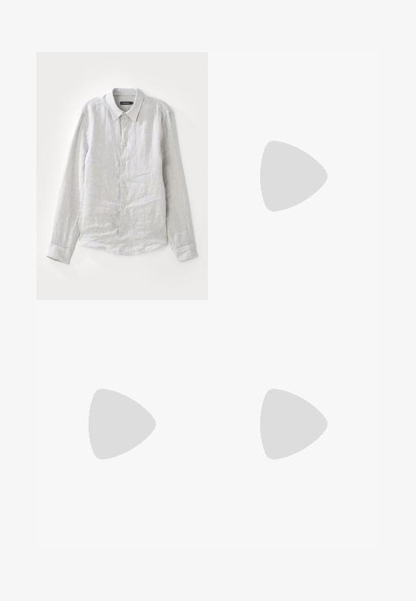 Chemise en lin gris clair avec des manches longues, un col boutonné et une fermeture par boutons sur le devant. Tissu doux et texturé avec une apparence légèrement froissée.; Filippa K TERRY CROPPED TROUSERS - Pantalon classique - sage melange; Baskets en cuir blanc avec une finition lisse, bout arrondi, lacets plats et semelle texturée. Présente un logo discret sur le talon.; Lunettes de soleil noires rondes avec verres sombres et branches en métal fines. Comprend des embouts transparents et des accents argentés au niveau de la charnière. Design minimaliste.