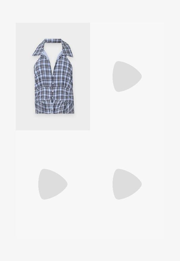 Niebieski i biały w kratkę halter w formie topu z kołnierzykiem, z guzikami z przodu i falbaną u dołu. Wykonany z lekkiego materiału.; Jeans typu wide-leg w średnim niebieskim kolorze, z wysokim stanem, zapięciem na guziki oraz kontrastowymi szwami pionowymi z przodu.; Czarne lakierowane sandały na obcasie z kwadratowym noskiem, z paskami wokół kostki i srebrnymi klamrami. Posiadają masywny słupek dla stabilności.; Czarna skórzana torba tote o gładkiej fakturze, prostokątnym kształcie i dwóch długich uchwytach. Brak widocznych elementów metalowych i ozdób.