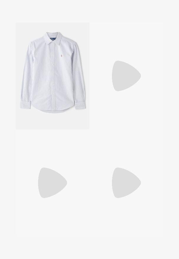 Prugasta dolga srajca z gumbi v svetlo modri in beli barvi. Ima ovratnik in majhen izvezen logotip na prsih.; Široke jeans hlače v off-white denim tkanini. Visok pas z gumbnim zapiranjem, dvema sprednjima žepoma in detajli kontrastnega šivanja.; Rjave semiš sandale na visoki peti z naramnico okoli gležnja, odprtim prstom in kotalnim petam. Imajo gladko bež podplato in minimalističen dizajn.; Rjava teksturirana usnjena torba čez ramo z zlatim verižnim trakom in zapiranjem na pokrov. Spredaj je vidna podrobnost logotipa in žep pod pokrovom.