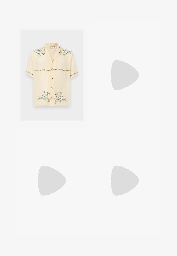 Chemise à manches courtes, de couleur jaune clair, fabriquée en tissu lisse, avec des motifs floraux colorés brodés, des boutons et un design de col décontracté.; Shorts en lin noirs avec une taille élastique, présentant une coupe décontractée et une longueur jusqu'aux genoux. Texture lisse, style simple et classique.; Mocassins en cuir noir avec une texture lisse, bout rond et une sangle décorative sur le dessus. Talon bas empilé, design minimaliste.; Sac fourre-tout en tissu beige clair avec une finition texturée, doté de deux poignées en cuir marron contrastantes et d'accents métalliques en haut.