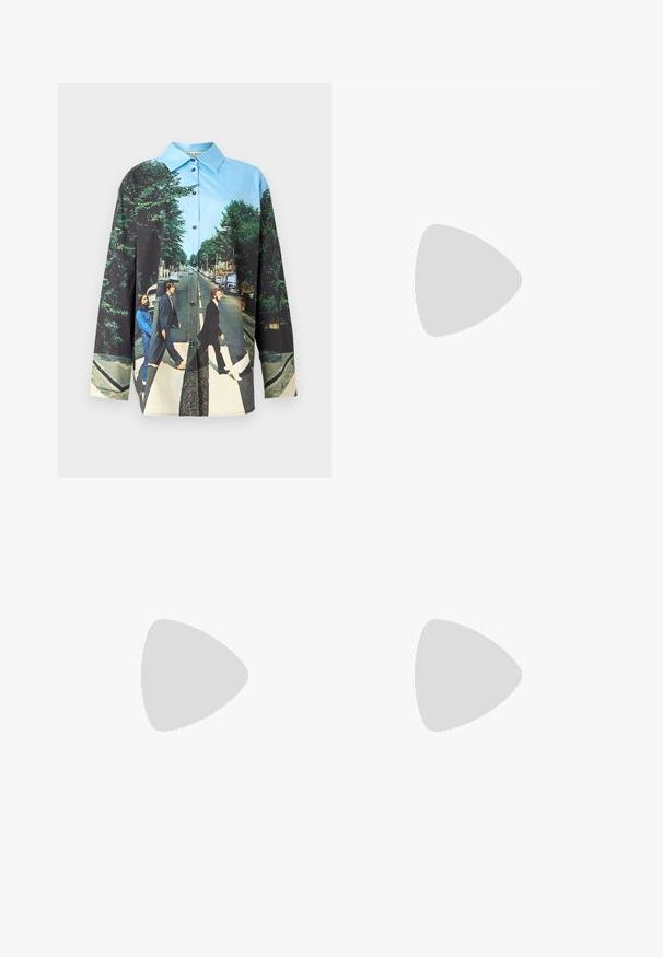 Alice + Olivia FINELY LONG SHIRT - Camicia - multi coloured; Canotta nera in cotone con scollatura arrotondata, spalline larghe e silhouette aderente. Presenta il marchio in bianco.; Pantaloni corti unisex grigio scuro con un design a strati, caratterizzati da un pannello superiore e lacci ai lati. Realizzati in un tessuto leggero e morbido.; MM6 Maison Margiela Infradito - black; Borsa tote in tessuto nero con un design unico a forma di V e una texture liscia. Presenta un manico corto con dettagli hardware minimalisti.