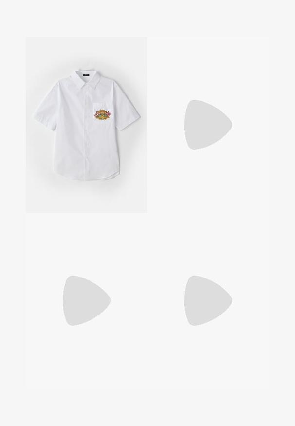 Bela kratkozapnasta srajca s kragnico, z barvnim vezenim vzorcem na levem prsnem žepu.; Svijetloplave traperice s labavim krojem, sa pet džepova, zip zatvaranjem i izblijedjelim završetkom duž bedara i koljena.; Svetlo rjave anklne čizme iz semiša z črnim oblazinjenim ovratnikom, zlatimi kovinskimi očesci, belimi šivi in robustnim gumijastim podplatom s izrazitimi tredi.; Črne sončne očala z masivnim geometrijskim okvirjem, temnimi lečami in zlatimi kovinskimi detajli na templjih, ki vsebujejo okroglo emblemo.