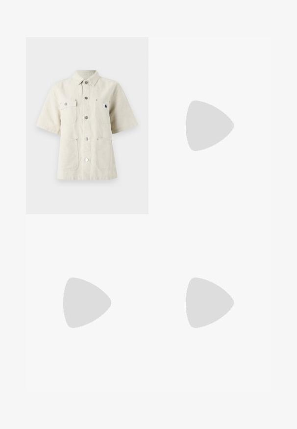 Kortermet skjorte i lys beige stoff, med spiss krage, frontknapper, to brystlommer og et lite logomerke til venstre.; Hvit bomulls t-skjorte med avslappet passform, korte ermer og en liten brodert logo på venstre brystområde.; Svart vide ben cargo bukser laget av denim, med høy midje, front knappestenging og sidelommer. Glatt tekstur med minimal søm.; Kremfargede og lavendelfargede joggesko med tre striper og en teksturert brun såle, med lisser og en polstret hæl. Mykt stofføvre.