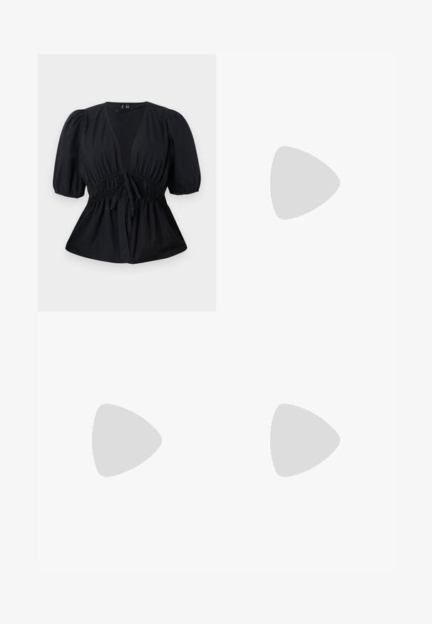 Melnā blūze ar V-veida kakla izgriezumu, pūkainām piedurknēm, regulējamu jostasvietu un savākta tekstūra. Izgatavota no viegla auduma, piedāvā atbrīvotu piegriezumu.; Melni plīšu bikses ar elastīgu jostu. Tām ir platākas kājas un gluda, teksturēta auduma ar vertikālām svītrām.; Melni potītes zābaki, kas izgatavoti no gludas ādas, ar sānu rāvējslēdzēju, masīvu strukturētu papēdi un noapaļotu purngalu.; Melnas ādas somiņa ar gludu tekstūru, taisnstūra formu un divām garām rokturiem. Nav redzamu aparatūras vai rotājumu.