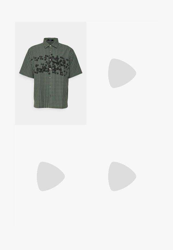 Chemise à manches courtes en tartan vert foncé et noir, dotée d'une fermeture à boutons sur le devant et d'une impression de texte noir audacieuse sur la poitrine.; Pantalon de survêtement gris avec une finition texturée, présentant un dégradé de gris foncé au niveau de l'ourlet, une taille élastique et une coupe ample.; Bottine en daim beige avec un col rembourré noir, œillets en métal doré, détails de surpiqûres blanches et semelle en caoutchouc robuste avec des crampons prononcés.; Lunettes de soleil rectangulaires grises avec des montures en métal argenté fines, mettant en avant des branches droites et un design minimaliste, sans motifs ni logos visibles.