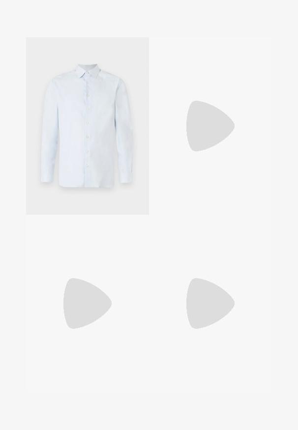 Lys blå langermet skjorte laget av bomull, med krage som kan kneppes ned, frontplacket med knapper, og en jevn, teksturert finish.; Hvit bomull t-skjorte med korte ermer, rund utringning, avslappet passform, og ingen synlige logoer eller mønstre. Glatt tekstur og minimalistisk design.; Svart joggebukse laget av myk stoff, med elastisk midje med snøring, ribbede mansjetter og en liten logo på venstre lår.; Grå og hvite sneakers med overdel i semsket skinn og lær, rund tå, flate lisser, og gummisåle med gummibelegg.