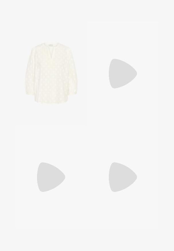 Kaffe Blouse - chalk; Pantalons palazzo en satin couleur crème avec des motifs géométriques noirs brodés le long de l'ourlet. Présente une texture lisse et une silhouette ajustée.; Escarpin en cuir beige à talon carré avec un bout pointu, bord noir le long de l'ouverture, et une fine bride arrière réglable avec des accessoires en or.; Sac à main en cuir crème avec une forme de croissant, quincaillerie dorée, accents noirs et une bandoulière amovible. Présente un détail en chaîne et une étiquette.