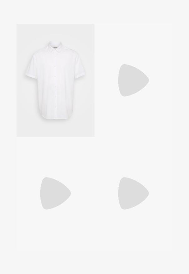 Vit kortärmad skjorta med knappar i lättviktsmaterial. Har en klassisk krage, rak fåll och subtil textur.; Ljusblå denimjeans med rak passform, femfickorsdesign och knappstängning. Slät textur med en klassisk finish.; Svarta canvas sneakers med vita gummikapslar och snören. Kontraststygn och metallöglor ger detaljer. Bärs med beige byxor och svart tyg.; Svarta rektangulära solglasögon med mörka linser, med en tjock ram, diskreta detaljer på sidorna och inga synliga logotyper förutom varumärket.; Metallkvarn klocka med svart urtavla, vita siffror och datumsdisplay. Har ett armband i rostfritt stål och en vattentålighet på 100 m.