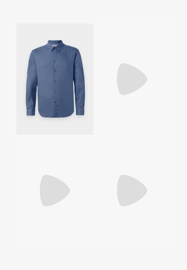 Blauwe lange mouw knopsluiting shirt met puntige kraag en manchetten, gepresenteerd tegen een witte achtergrond.; Filippa K TERRY CROPPED TROUSERS - Broek - sage melange; Zwarte leren instappers met een gladde textuur, ronde neus en een decoratieve band over de wreef. Lage, gestapelde hak en minimalistisch ontwerp.; Zwarte ronde zonnebril met donkere lenzen en slanke metalen armen. Inclusief heldere tempelpunten en zilveren accenten bij de scharnier. Minimalistisch ontwerp.