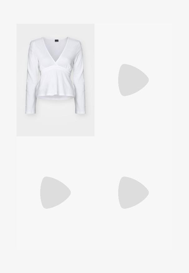 Vit långärmad topp med V-ringning, samlad midja och texturerad tyg. Enkel design, mjukt material och enfärgad.; Gul, åtsittande topp med djup V-ringning, korta kap sleeves och slät textur. Sömdetaljer framhäver kroppens form.; Högmidjade blå jeans med vida ben, som har en framficka, mässingsknappstängning och kontrasterande sömmar.; Ljusgrå mockasnörsko med vita läderdetaljer, tre vita ränder och en brun gummisula, med en vadderad krage för extra komfort.
