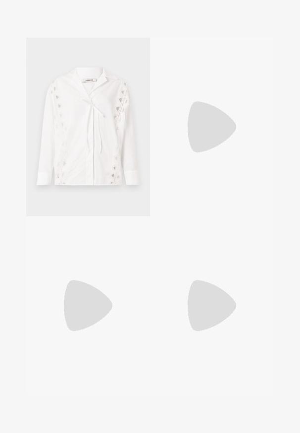 sandro CHEMISE - Bluse - blanc; Sorte vide bukser med jevn tekstur, skreddersydd linning og frontlommer, designet med en slank, moderne silhuett.; Sorte patent slingback hæl med spids tå, featuring tekstureret slangeskind, justerbar rem og en kort, tekstureret blokhæl.; Svart skinn crossbody veske med to frontlommer, gyldne spenner, glidelåslukking og en slank stropp. Teksturert overflate og kompakt rektangulær form.
