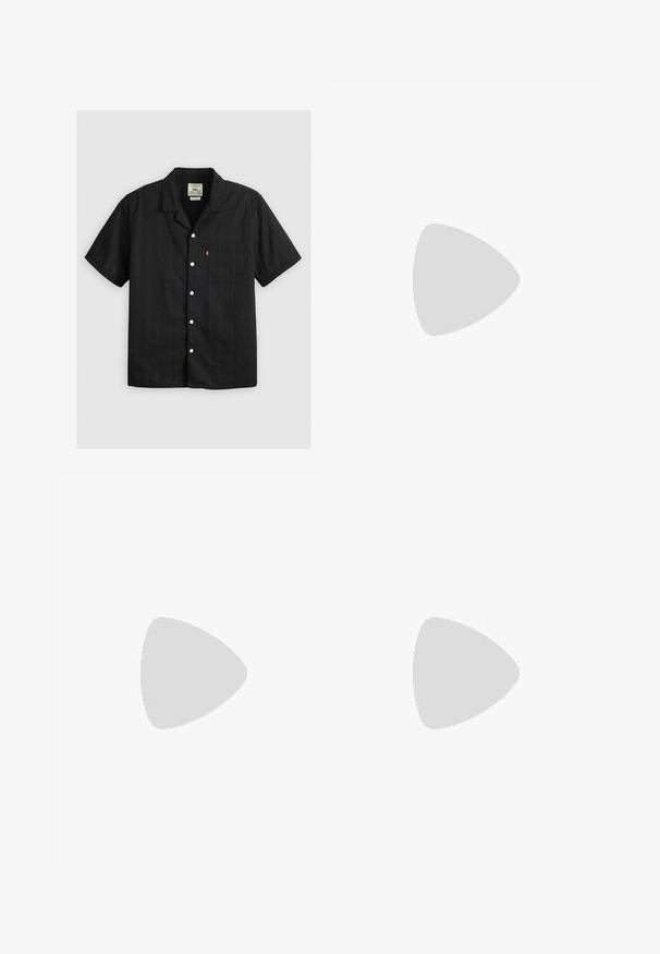 Černá krátká košile na knoflíky s vzorovanou texturou, obsahující náprsní kapsu a bílé knoflíky. Logo Levi's na kapse.; Bílá dlouhá tričko s dlouhými rukávy vyrobené z bavlny. Design s kulatým výstřihem, žebrované manžety a malé logo na levém rukávu. Hladká textura.; Černé džíny rovného střihu mají klasický design se pěti kapsami, zapínání na knoflík, minimální švy a jemnou texturu.; Černé kožené mokasíny s hladkým povrchem, prošívanými detaily na svršku a mírně zvýšeným podpatkem.