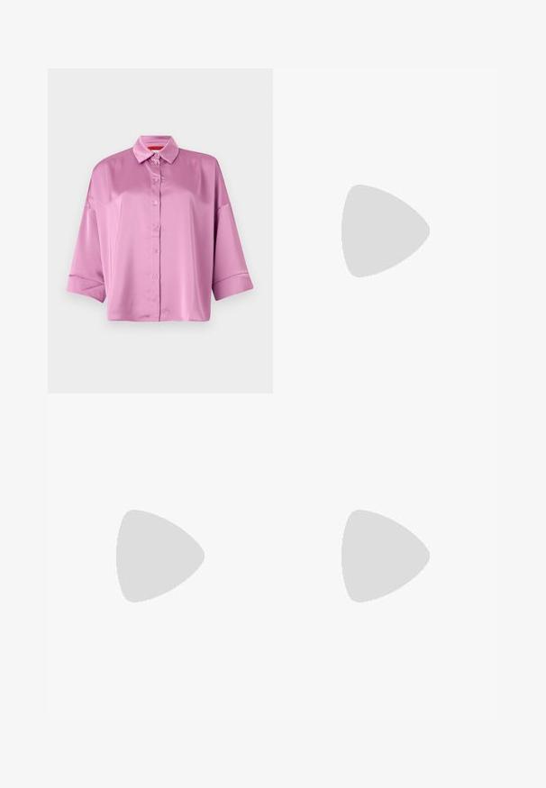 Chemise boutonnière en satin rose clair avec col, coupe décontractée et manches retroussées, présentant une texture douce et un léger éclat.; Jupe longue marron en tissu léger. Présente un design à volants le long de l'ourlet asymétrique et une silhouette fluide.; Paul Smith TOPANGA - Ballerines - black; Pochette en cuir beige plissé avec un cadre en métal argenté, dotée de deux fermoirs ronds décoratifs et d'une chaîne en argent.