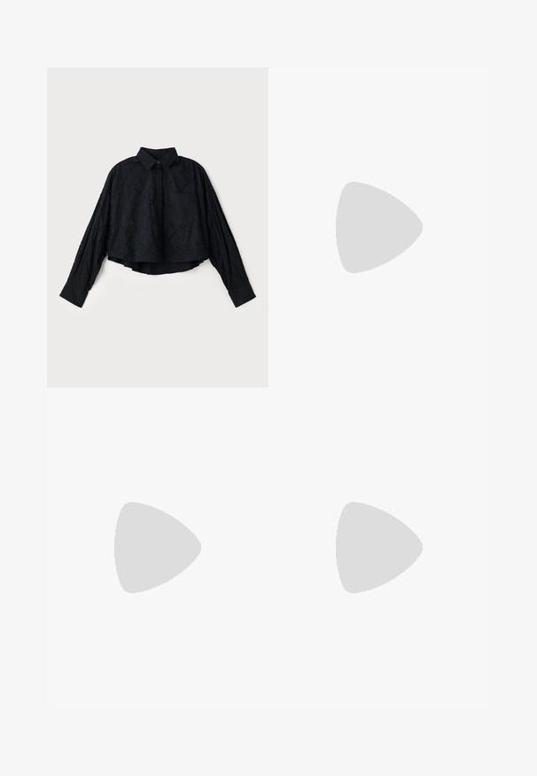 rag & bone BEATRICE - Cămașă - black; Pantaloni negri evazați, cu o textură netedă, talie ajustată și buzunare frontale, proiectați cu o siluetă modernă, elegantă.; Pantofii slingback din piele neagră, cu vârful ascuțit, curele decorative cu ochiuri din metal și toc bloc mic. Suprafață texturată.; Geantă neagră din piele, tip crossbody, cu două buzunare frontale, catarame aurii, închidere cu fermoar și o curea subțire. Suprafață texturată și formă rectangulară compactă.