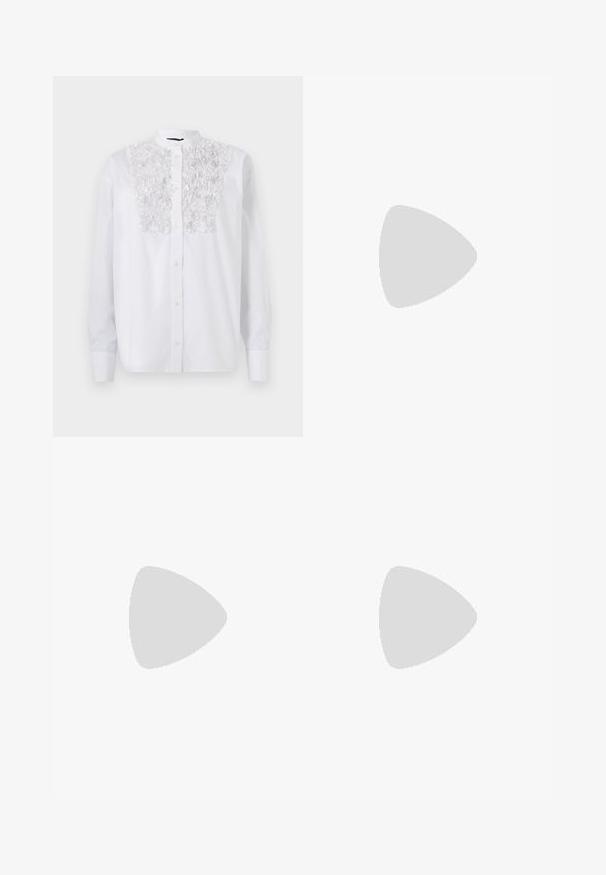 Weißes Hemd mit Knopfverschluss, das über ein strukturiertes Blumenmuster auf der Brust, lange Ärmel und einen Stehkragen verfügt. Aus glattem Baumwollstoff.; Weite Jeans aus Denim in Mittelblau, mit hoher Taille, Knopfverschluss und kontrastierenden vertikalen Nahtdetails an der Vorderseite.; Schwarze patentierte Sandalen mit Absatz, quadratischer Spitze, Knöchelriemen und silbernen Schnallen. Mit einem stabilen Blockabsatz für mehr Stabilität.; Schwarze Laptoptasche aus Leder mit glatter Textur, rechteckiger Form und zwei langen Griffen. Keine sichtbaren Beschläge oder Verzierungen.