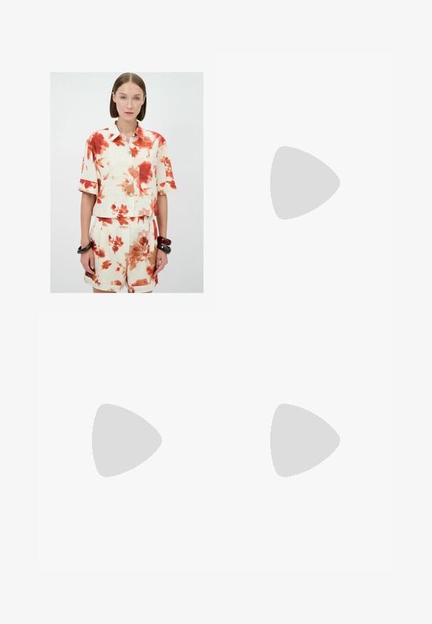 Roomshirt en shorts set in crèmekleur met rode bloemenpatronen. Knopen voorkant, korte mouwen en een enkele borstzak.; Zwarte polyester culottes met een elastische tailleband, twee voorkreukels en een losse pasvorm. Geen zichtbare patronen of hardware-details.; Zwarte gepatineerde leren slingback hakken met een spitse neus en een geometrische blokhak. Kenmerkt zich door een slank, minimalistisch ontwerp en een gladde textuur.; Witte synthetische handtas met een driehoekige vorm, platte voorklep en strikdetail, verstelbare schouderriem, gladde textuur en minimalistisch ontwerp.