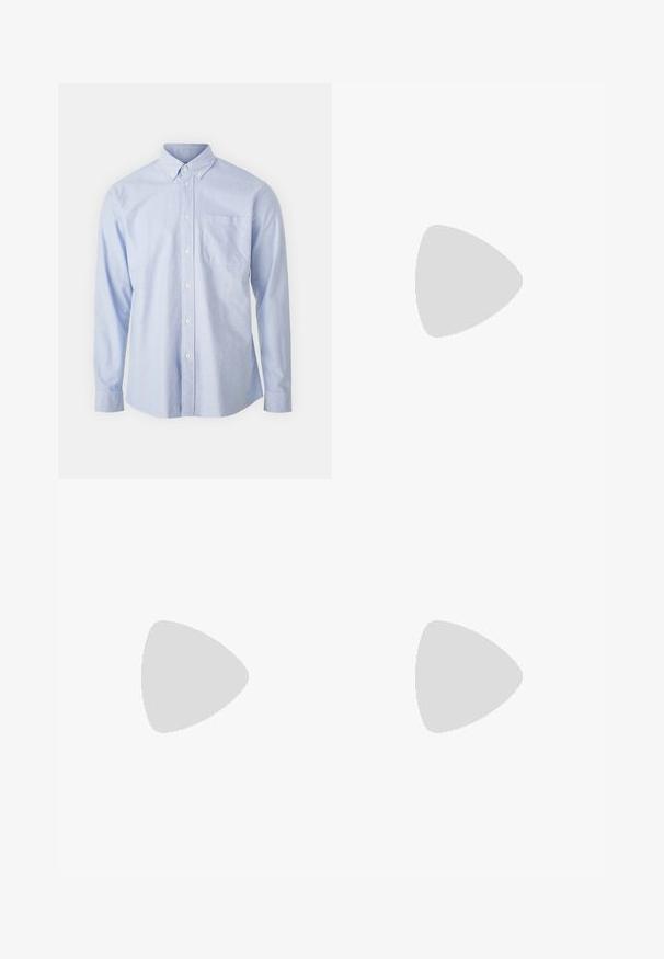 Camicia blu con bottone realizzata in tessuto leggero, dotata di colletto a punta, maniche lunghe e una tasca sul petto.; Pantaloni neri a gamba dritta con vita elasticizzata, coulisse e design sobrio. Texture del tessuto morbida. Nessun motivo o dettaglio visibile.; Mocassino in pelle bordeaux con punta tonda, dettagli cuciti e un piccolo accentu decorativo sulla tomaia. Suola piatta in contrasto.; Borsa a tracolla in pelle marrone con un davanti piatto, due cinghie, dettagli in metallo dorato e una tracolla regolabile.