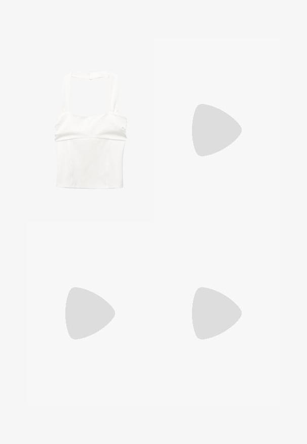 Top bianco corto con spalline larghe e corpino aderente. Realizzato in tessuto morbido, presenta un design pulito e minimalista senza chiusure visibili.; Pantaloni in denim neri a gamba larga con vita alta, dotati di tasche anteriori e posteriori, cuciture a punto, e chiusura con bottone. Texture liscia.; Décolleté in pelle verniciata bordeaux con punta affusolata e tacco a spillo elegante. Design aperto sul retro con dettaglio della fascia alla caviglia regolabile.; Bershka WITH CHAIN - Borsa a mano - black