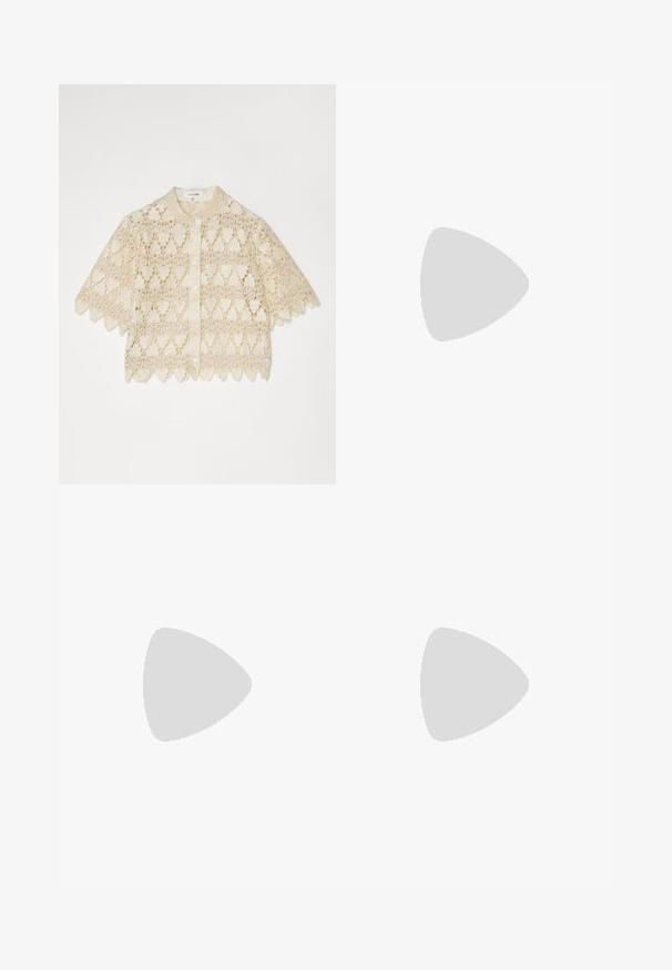 Blouse en dentelle couleur crème avec des manches courtes, un devant boutonné, des motifs floraux, un ourlet en dentelle et un petit col.; Pantalons larges noirs en tissu lisse, présentant une taille haute, des plis devant, une fermeture à bouton et une silhouette droite.; Ballerines en cuir noir avec un bout rond, texture lisse, détails de couture minimalistes et design de semelle flexible.; THEMOIRè PHOEBE KNOTS - Cabas - black