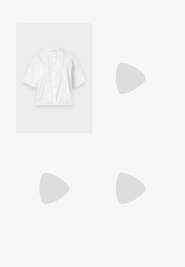 Vit blus med korta ärmar, knappstängning fram, plisserad design och texturerade sömmar vid axlarna. Lätt material.; Vida denim-jackor med breda ben i en djupblå färg, med en framseam-detalj, en knappstängning och en klassisk femficksdesign.; Svarta lackerade klacksandaler med fyrkantig tå, ankelremmar och silverfärgade spännen. Har en kraftig blockklack för stabilitet.; Svart läderhandväska med en böjd form, avtagbar rem och guldiga detaljer. Väskan har ett lock med en spänndetalj.