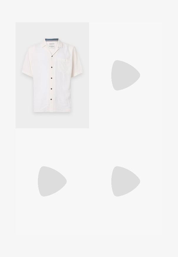 Kortermet skjorte laget av lett stoff, i off-white, med en brystlomme og svarte knapper langs frontplagget.; Khaki chinos laget av en bomullsblanding, med flat front, to sidelommer og en baklomme. Lett stoff med en glatt tekstur.; Beige mokkasiner i semsket skinn med en lett glans, med rund tå, slip-on design og en lav brun hæl. Diskret sømdetalj.; Sett med fem armbånd som inkluderer brunt lær, treperler og en sølvkjede; ulike teksturer og former, med justerbare lukkinger.