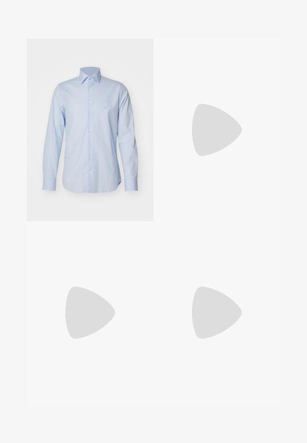 Michael Kors Dalykiniai marškiniai - light blue; Platus blaujos džinsai, pagaminti iš dėvėtos džinsinio audinio. Sukurtas su penkiomis kišenėmis, priekiniais sagčių uždarymu ir tiesiu kirpimu.; Juodos odinės loafers, turinčios lygų paviršių, apvalią noselę ir dekoratyvinę juostą per priekinę dalį. Žemas krentantis kulnas, minimalistinis dizainas.; Juodos stačiakampės akinių nuo saulės su tamsiais objektyvais, storu plastiko rėmu, auksinėmis detalėmis ant šventyklų ir prekės ženklo logotipu išgraviruotu ant šono.