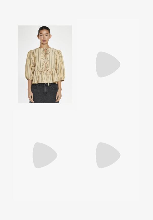 Glamorous TIE FRONT - Bluse - beige brown stripe; Braune Denim-Shorts mit ausgefranstem Saum, Fünf-Taschen-Design und Metallknopf-Details. Das Material wirkt leicht abgenutzt und hat eine texturierte Oberfläche.; Wildleder-Clogs in hellolivgrün mit einer geformten Kork- und Gummisohle. Verfügt über einen Seitenriemen mit einer metallischen Schnalle und einer abgerundeten Zehenpartie.; Braune Handtasche aus synthetischem Leder mit geschwungener Form, Reißverschluss und dekorativen silbernen Nieten auf einer Seite. Verfügt über einen kurzen Schultergurt.