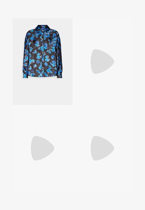 Camisa floral con un fondo negro de satén, que presenta grandes flores azules y hojas verdes. Parte delantera abotonada y mangas largas con puños.; Camiseta de algodón blanca con manga corta y cuello redondo. Presenta "Calvin" en rosa y "KLEIN" en verde impresos en la parte frontal.; Vaqueros de pierna ancha de color azul oscuro, fabricados en denim, con cintura alta, costuras naranjas, diseño de cinco bolsillos y cierre de botón.; Zapatilla baja blanca con talón negro, suela de plataforma, cordones y logotipo "CK" de Calvin Klein en el lado.