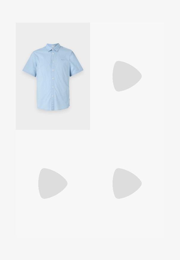 Camicetta a maniche corte in azzurro chiaro con pois bianchi, chiusura frontale con bottoni, colletto classico e dettaglio del logo discreto sul petto.; T-shirt nero in cotone con vestibilità ampia, colletto rotondo e maniche corte. Presenta un logo in testo bianco sul petto e un'etichetta arancio sull'orlo.; Jeans grigi in denim, con un design a gamba dritta, orli sfrangiati, cinque tasche e chiusura con zip.; Sneakers in pelle bianca con perforazioni, punta rotonda, suola piatta e lacci spessi, con logo swoosh visibile e "AIR" sul tallone.; Zaino a tracolla in tessuto nero con una superficie liscia, caratterizzato da un design curvo, scomparto con zip e un logo bianco sul davanti.