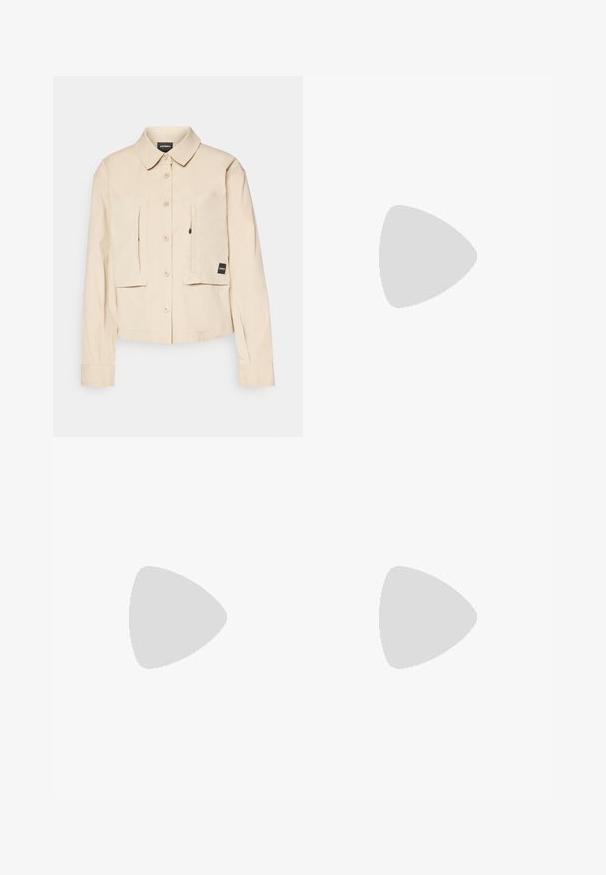 Beige kort jakke laget av bomull, med knapp foran, to brystlommer og lange ermer med knappelukking.; Svart langermet T-skjorte laget av bomull med rund hals. Har en liten hvit logo på venstre brystområde. Enkelt design og passform.; Svarte nylon cargo-bukser med glidelås og justerbare mansjetter, flere lommer og en logo på høyre bein. Glatt, lett tekstur.; Beige og krem joggesko med teksturert mesh-overdel, støttende overlegg og gummisåle med et mønster for godt grep.