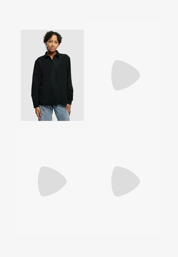 Zwarte button-up shirt met een kraag, lange mouwen, twee voorzakken en een ontspannen pasvorm, gecombineerd met lichtblauwe spijkerbroek.; Zwarte wijde broek gemaakt van soepel, glanzend materiaal met een elastische tailleband en zonder zichtbare zakken of hardware-details.; Zwarte canvas sneakers met witte veters, een witte rubberen teenkap en een chunky witte tussenzool. Bevat subtiele witte stiksels en een gumzool.; Zwarte rechthoekige zonnebril met donkere lenzen en dikke matte monturen. De zijstukken zijn licht taps toelopend met een gladde textuur.