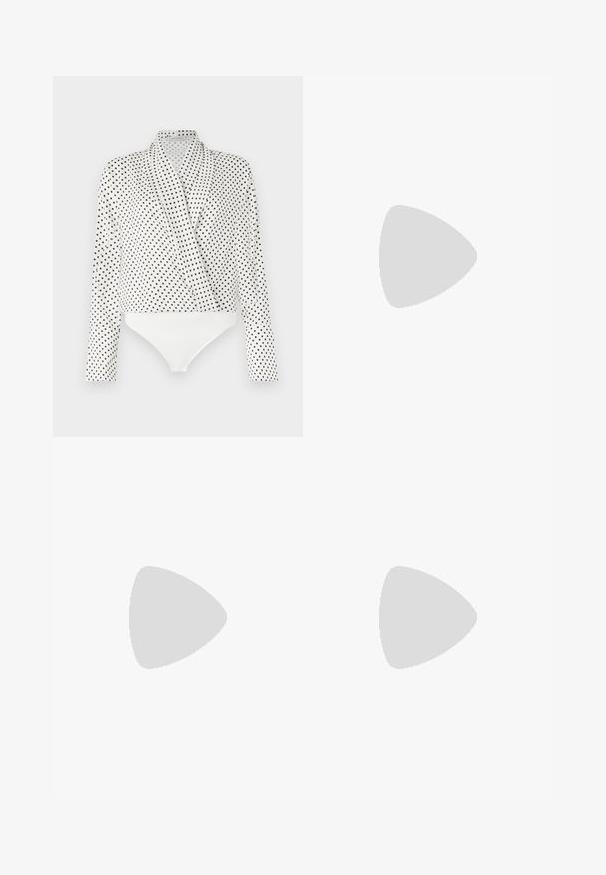 Hvite bluse med svarte prikker, lange ermer og drapert design. Har bodysuit-bunn i hvitt. Glatt stofftekstur.; Beige, satin skjørt med en utflared silhuett. Har en rynket midje og en subtil glans, med skrå sømmer og en flytende fall.; Sorte lakk lær slingback hæler med spiss tå, et avrundet utskjæringsdesign og blokkheel. Har en gulltone spenne som detalj.; Sorte oversized solbriller med gradient linser, tykke rammer og detaljering med gulltonekjede på tempelarmene.; Svart håndveske med teksturert overflate, doble topphåndtak og justerbar skulderrem. Har detaljer i gulltone og sidelommer.