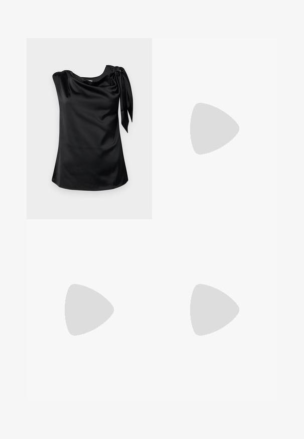 Modström KATJAMD TOP - Blúzka - black; Čierne nohavice so strihom rovného strihu, s prednými vreckami a bočnými rozparkami na leme. Vyrobené z mäkkej, hladkej tkaniny. Vhodné na rôzne príležitosti.; Čierne lakované sandále na podpätku so štvorcovou špičkou, navlečenými remienkami okolo členku a striebornými prackami. Disponujú masívnym blokovým podpätkom pre stabilitu.; Hnedá kožená taška so zberaným vrchom a reťazovým popruhom. Hladký povrch s lesklým finišom a jemným švom po stranách.