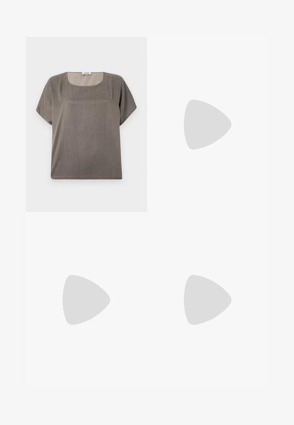 Kortermet topp i en dempet gråfarge, med firkantet hals og avslappet passform, laget av et lett, teksturert stoff.; Lyseblå vid bukse laget av myk stoff, med høy midje og foran folder for ekstra struktur.; Sorte helårs sandaler med flettet stroppesdesign, firkantet tå og justerbar ankelrem. Lys beige fotseng med glanset svart hæl.; Svart lærveske med en buet form, en enkelt stropp, glidelåslukking og subtil merkevarebygging på forsiden. Glatt tekstur, minimalistisk design.