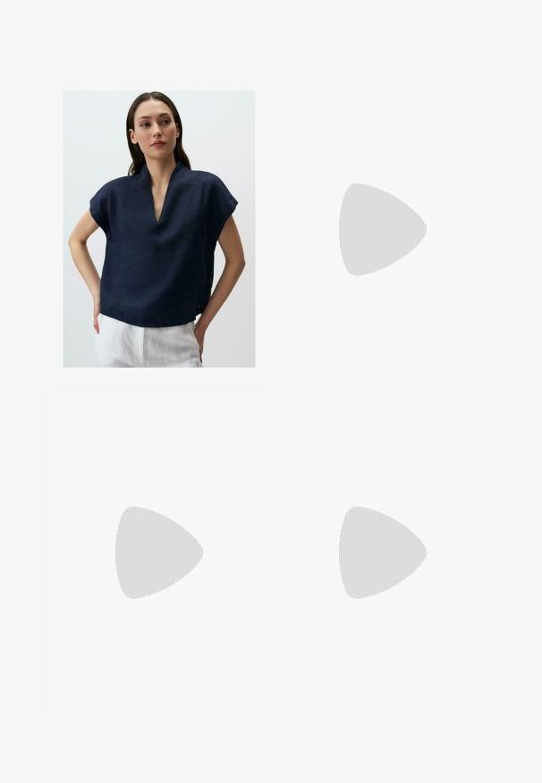 Top in lino blu navy con scollatura a V e maniche corte. Il tessuto ha una sottile texture, presenta una vestibilità comoda e un orlo dritto.; Pantaloni grigi su misura con taglio dritto, caratterizzati da una texture liscia, due tasche posteriori e pinces frontali per un look strutturato.; Mocassino in pelle nera con tacco basso, punta rotonda, cinturino decorativo e dettaglio di cucitura a trama sulla tomaia. Finitura liscia.; Occhiali da sole neri oversize con lenti ovali, montatura in plastica liscia e accenti dorati sulle tempie. Le lenti scure offrono protezione dal sole.