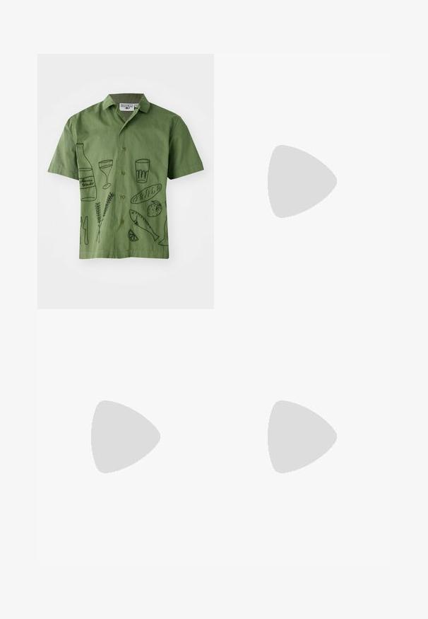 Camisa de manga corta verde hecha de algodón, con gráficos bordados en negro de alimentos y bebidas, con frente abotonado y cuello.; Camiseta negra de tejido suave con cuello redondo, que presenta tres rayas verdes en los hombros y un pequeño logo verde en el pecho.; Pantalones deportivos negros con cintura elástica, que presentan rayas laterales blancas y un pequeño logotipo. El material parece suave y ligero.; Zapatillas de ante negro con acentos amarillos, que presentan tres franjas y una suela de goma marrón. Incluyen una lengüeta acolchada para mayor comodidad.