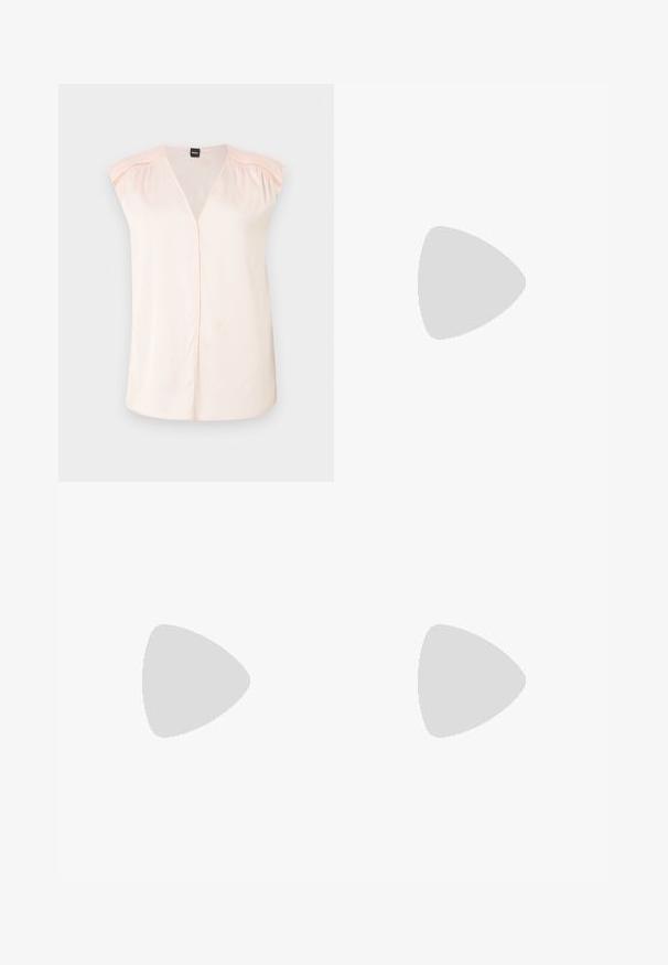 Blusa senza maniche di un rosa chiaro con scollatura a V, texture morbida, drappeggio sottile e cuciture decorative lungo le spalle.; Pantaloni neri su misura con un design a gamba dritta, caratterizzati da una texture liscia e pieghe ben definite sul davanti. Senza hardware visibile.; Tacchi slingback in pelle nera con punta affusolata, caratterizzati da un tacco alto e un accento dorato sulla cinghia regolabile. Texture liscia.; Borsa a mano in pelle nera con un design strutturato, caratterizzata da una forma corta, manico superiore e accessori in metallo dorato. Inclusa tracolla regolabile.