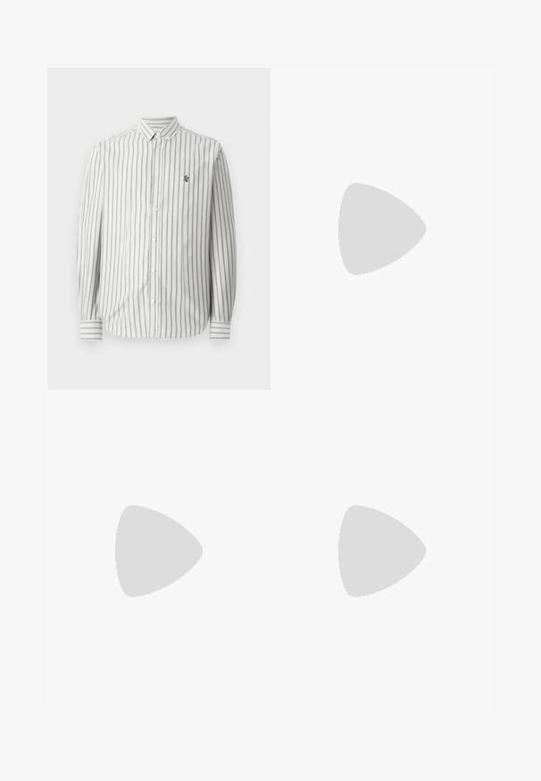 Skjorte med knapper og lodrette grå og hvide striber. Lange ærmer, standard krave og et lille logo på venstre bryst. Materiale i bomuld.; Lyseblå denim jeans med løs pasform, mellemhøj talje og lige ben. Har fem lommer, bæltestropper og en knappelukning.; Sort chunky læder snørebåndssko med tykk sål og metaløjer omkring tåområdet, fotograferet mod en ensfarvet lys baggrund.; Sorte solbriller med rektangulær form, mørke linser, sølvdetaljer ved tindingerne og en mat finish på stellet.