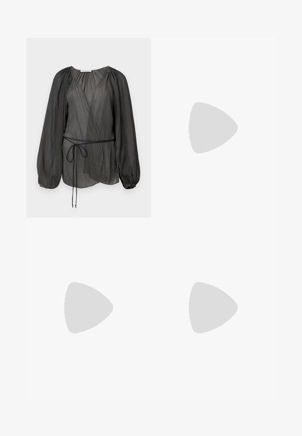 Blouse noire plissée à enrouler avec des manches longues bouffantes, une ceinture à nouer et un tissu léger et texturé. Détail de bouton circulaire au niveau du poignet.; Pantalons noirs sur mesure avec une coupe droite et large, doté d'une texture lisse et d'une taille plate avec passants de ceinture.; Stuart Weitzman NUDIST II - Sandales à talons hauts - black; Pochette en cuir beige plissé avec un cadre en métal argenté, dotée de deux fermoirs ronds décoratifs et d'une chaîne en argent.