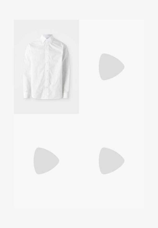 Camisa blanca de manga larga en algodón suave con un sutil patrón de puntos, cuello clásico, cierre de botones y puños redondeados.; Camisa de manga larga rosa claro con finas rayas verticales rojas, botonadura frontal, cuello puntiagudo y un bolsillo en el pecho.; Pantalones de pierna ancha en color beige con pliegues en la parte delantera, diseño a medida y tela de algodón suave. Presentan una cintura plana y sin cierres visibles.; Zapato tipo slip-on de ante marrón con suela plana negra, que cuenta con una correa con hebilla para ajustarlo y un forro interior suave.