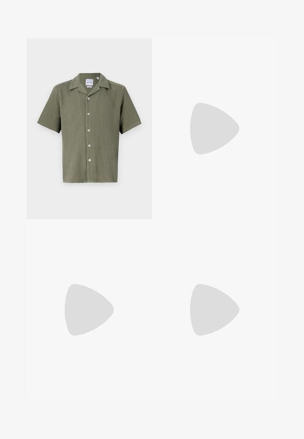 Korte mouw overhemd in olijfgroen, met ribbelstructuur, voorzien van een kraag en zes lichtgekleurde knopen aan de voorkant.; Drie witte geribde tanktops van katoen. Kenmerken zijn een ronde hals en kleine zwarte labels nabij de zoom. Verkrijgbaar in meerdere maten.; Zwarte lichtgewicht nylon cargo pants met elastische tailleband, verstelbare trekkoord en meerdere gelaagde zakken op de benen.; Witte sportieve schoenen met textuuroverlays, een dikke zool en grijze accenten. Draag ze met witte crew-sokken en groene shorts op een blauwe ondergrond.