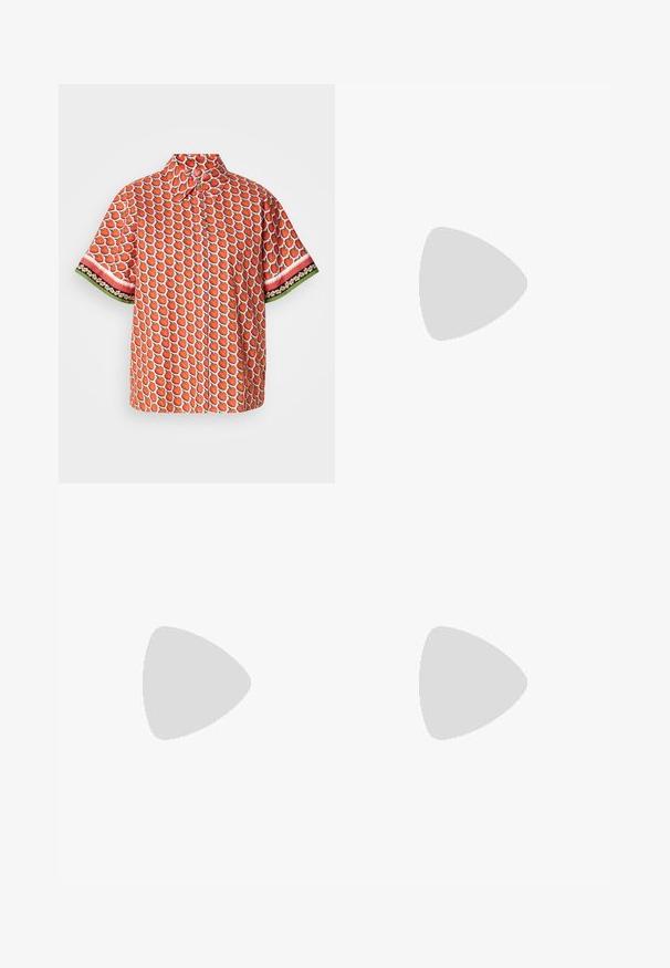 Chemise à manches courtes en tissu rouge avec un motif de fraises, ornée d'accents floraux et rayés contrastants sur les manches.; Pantalon noir ajusté avec une coupe droite, présentant une texture lisse et des plis nets sur le devant. Aucune quincaillerie visible.; Sandales beiges à talons carrés avec des fines brides et un bout carré. Matière lisse avec des détails minimaux, conçues pour un port facile.; Sac à main en cuir noir avec un design structuré, featuring une forme cropped, une poignée supérieure et des accents en matériel doré. Bandoulière réglable incluse.