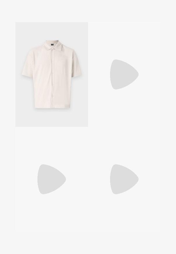 Camicia a maniche corte, di un leggero beige, con colletto e strisce verticali. Presenta una chiusura con bottoni e una vestibilità rilassata. Texture morbida.; T-shirt a maniche lunghe marrone realizzato in tessuto morbido, con scollo tondo e vestibilità comoda, dotato di polsini e orlo a costine. Senza grafiche o motivi.; Pantaloni larghi viola con stampa mappa in una tonalità più chiara. Realizzati in tessuto morbido, presentano pieghe e una cintura elastica.; Mocassini in pelle marrone con finitura liscia, punta arrotondata, cuciture minime e suola spessa in gomma nera. Nessun hardware o accenti visibili.