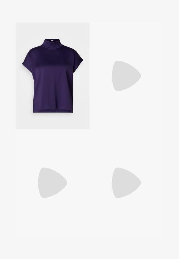DRYKORN ALARIA - Bluse - purple; Sorte skreddersydde bukser med rett silhuett, med en glatt tekstur og klare pressede bretter foran. Ingen synlig maskinvare.; Svart lær hæl sandal med justerbar ankelstropp, åpen tå design og firkantet blokk hæl. Glatt tekstur, minimalistisk stil.; Svart lær skulderveske med en myk tekstur, trekantet form og justerbar stropp, kombinert med en lyseblå stripete skjorte og hvite bukser.
